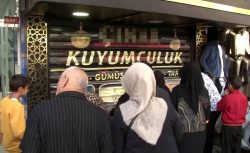 Altınları Toplayıp Kayboldu, Vitrindeki Takılar İmitasyon Çıktı