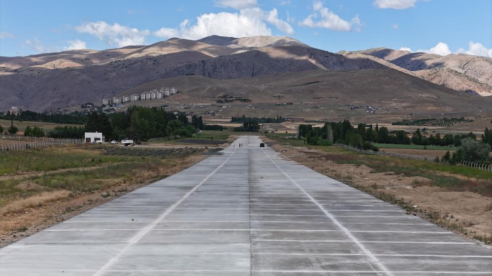 Türkiye’nin ilk ilçe havaalanına 84 yıl sonra uçak indi